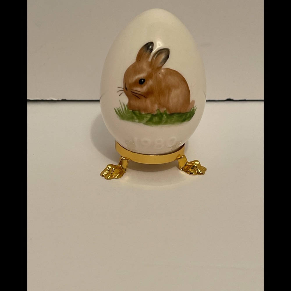 Vintage 1980 Porcelain Goebel Egg W/ 3D Hand Painted Rabbit On Gold Stand